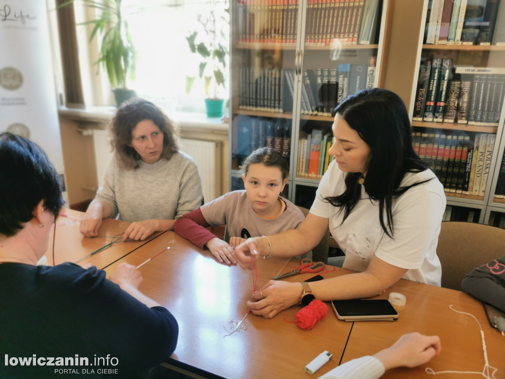 Stworzyli własne makramowe bransoletki