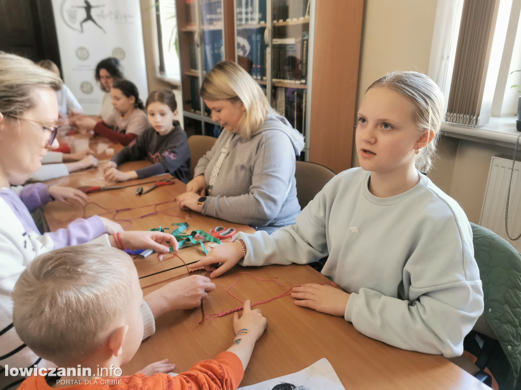 Stworzyli własne makramowe bransoletki