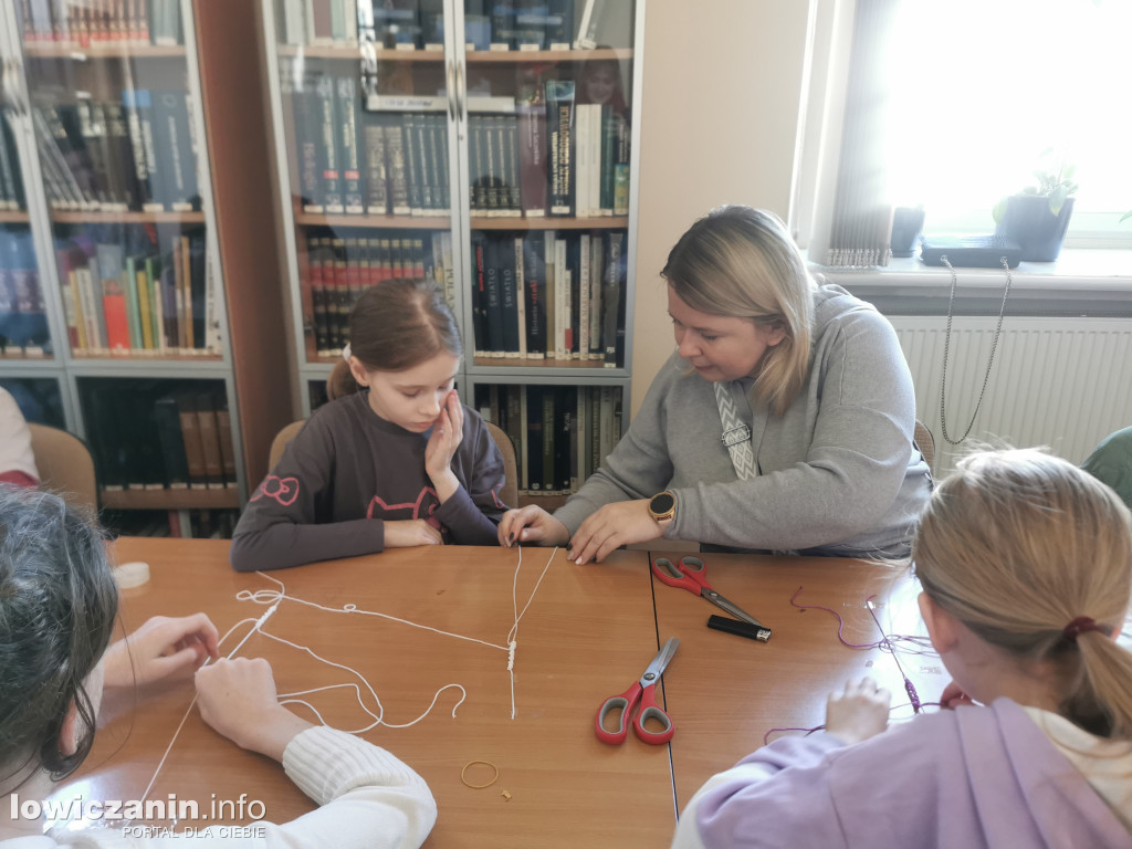 Stworzyli własne makramowe bransoletki