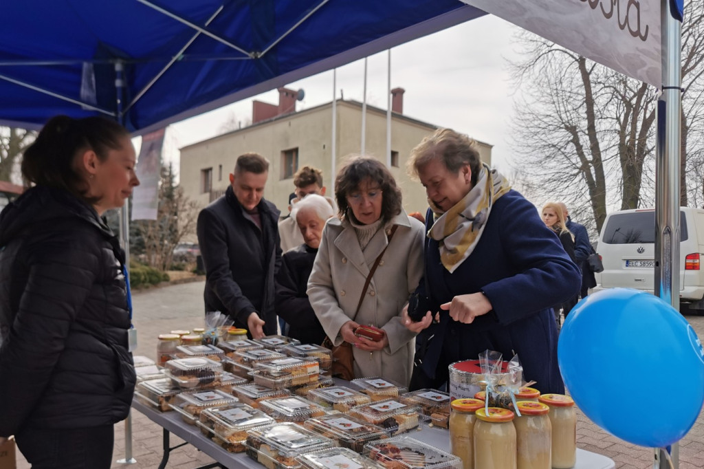 Kiermasz ciast na rzecz Adasia i Kubusia w Głownie