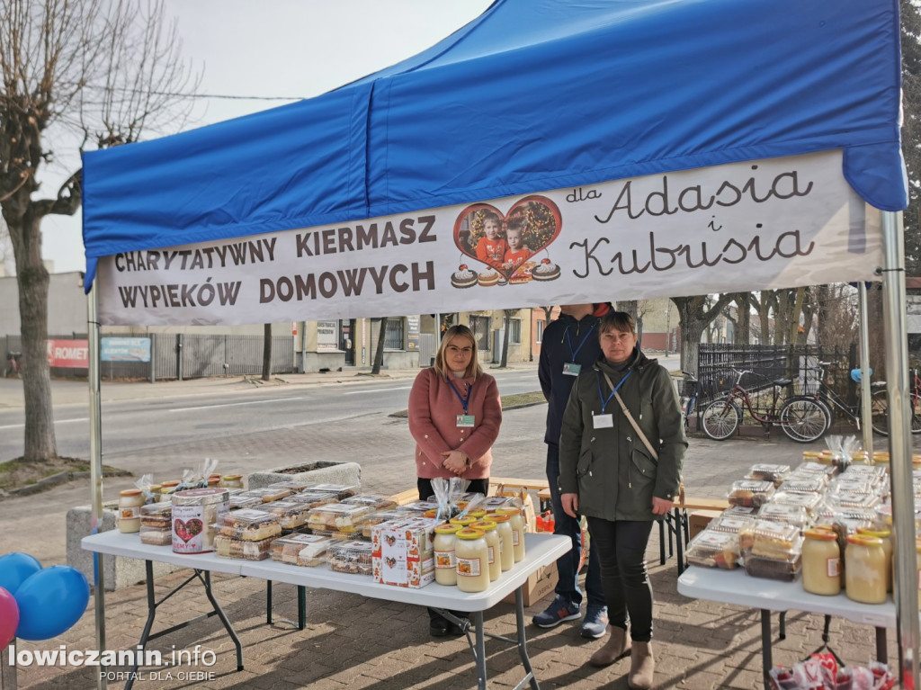 Kiermasz ciast na rzecz Adasia i Kubusia w Głownie