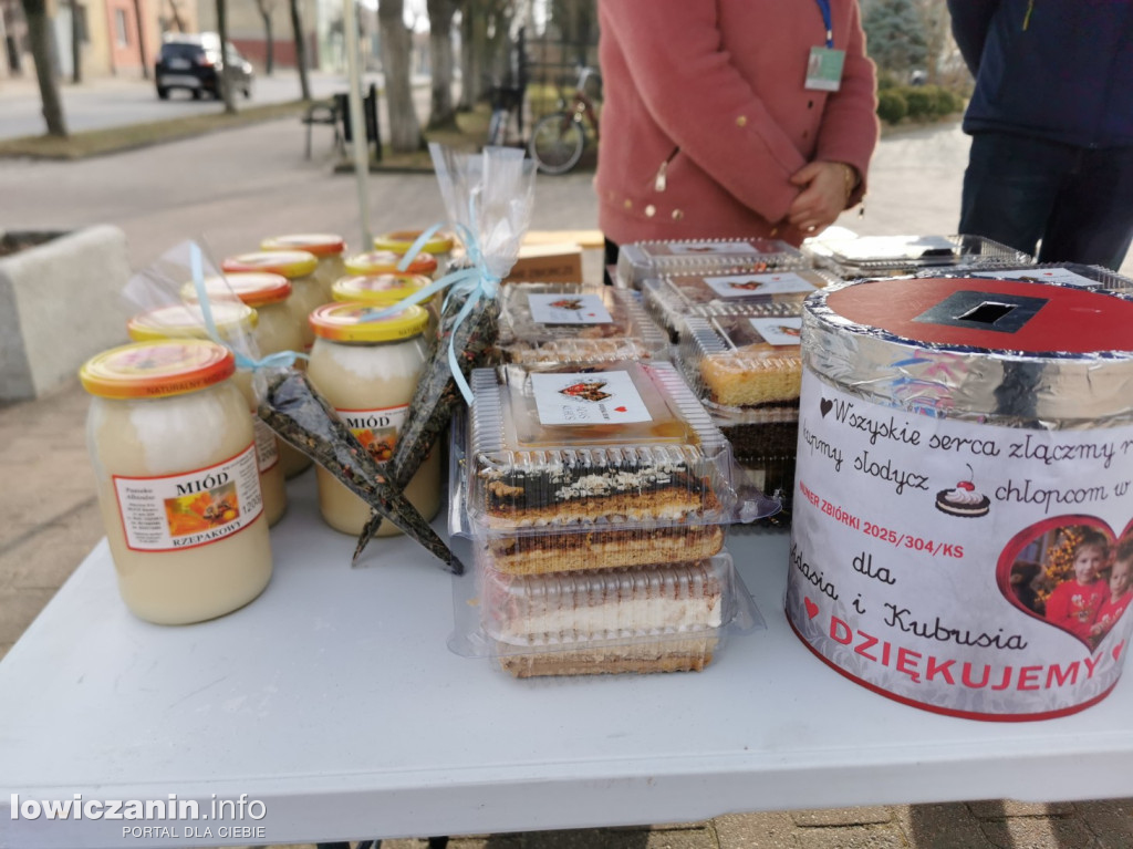Kiermasz ciast na rzecz Adasia i Kubusia w Głownie