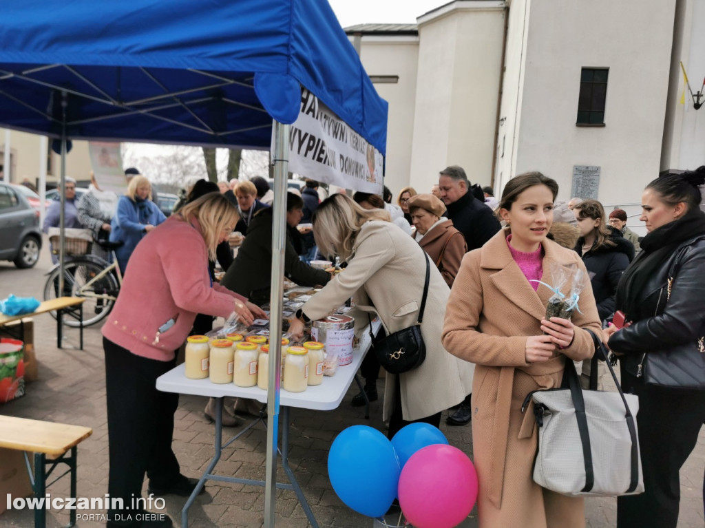 Kiermasz ciast na rzecz Adasia i Kubusia w Głownie