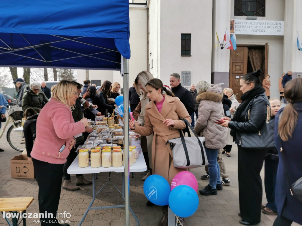 Kiermasz ciast na rzecz Adasia i Kubusia w Głownie