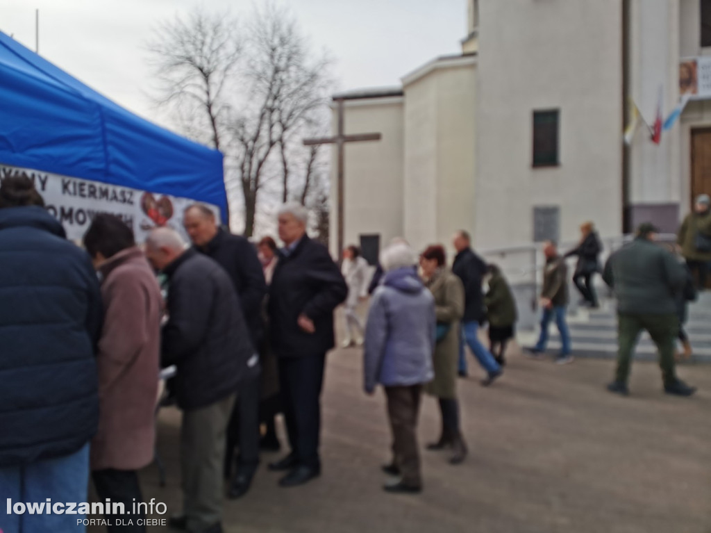 Kiermasz ciast na rzecz Adasia i Kubusia w Głownie