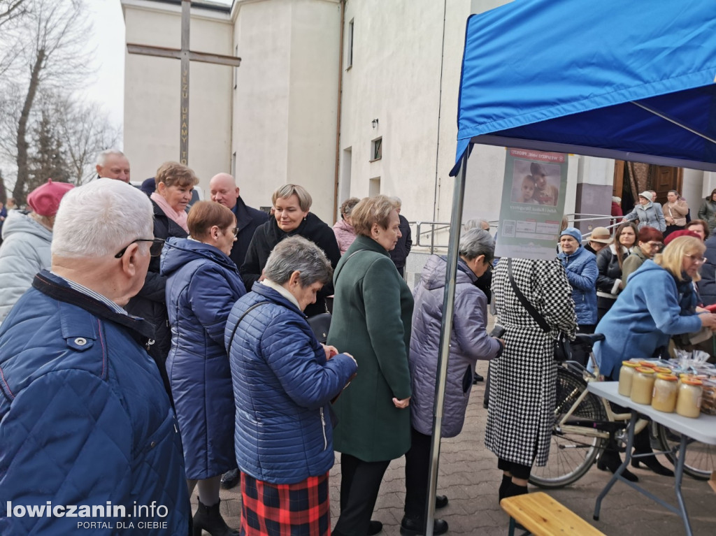 Kiermasz ciast na rzecz Adasia i Kubusia w Głownie