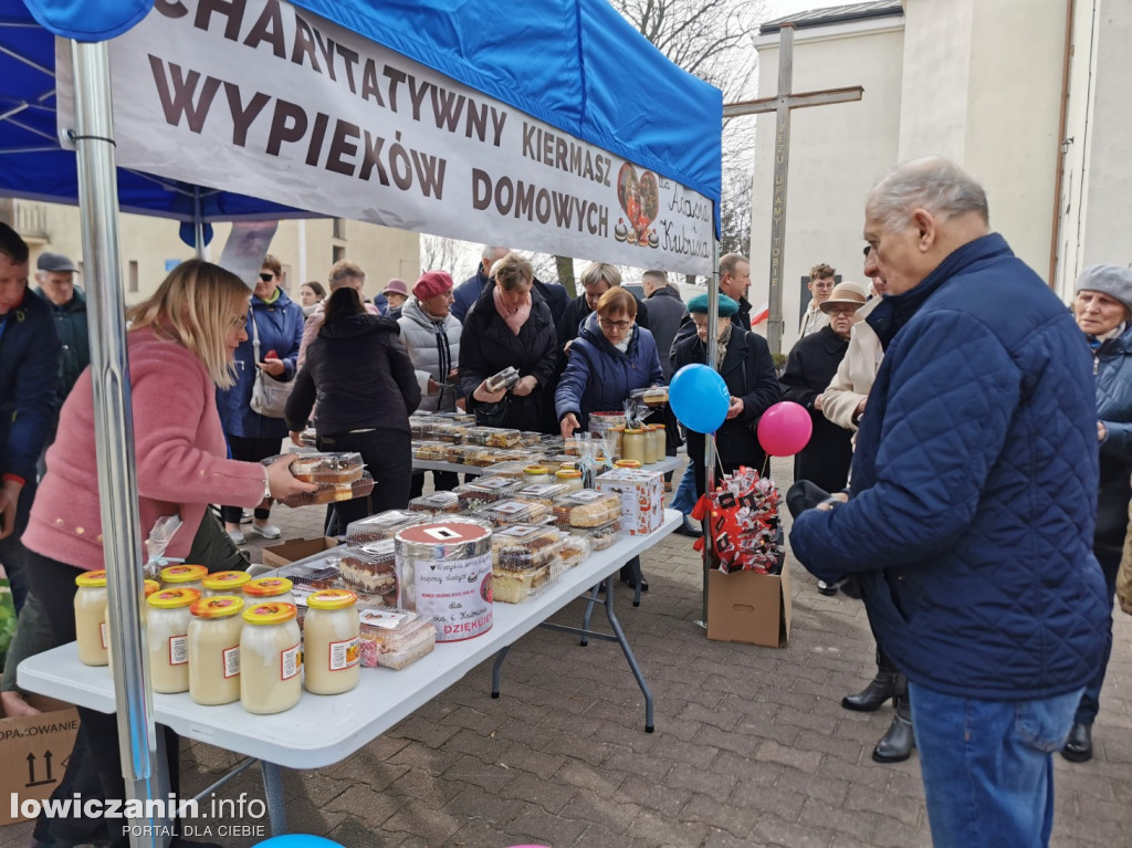 Kiermasz ciast na rzecz Adasia i Kubusia w Głownie