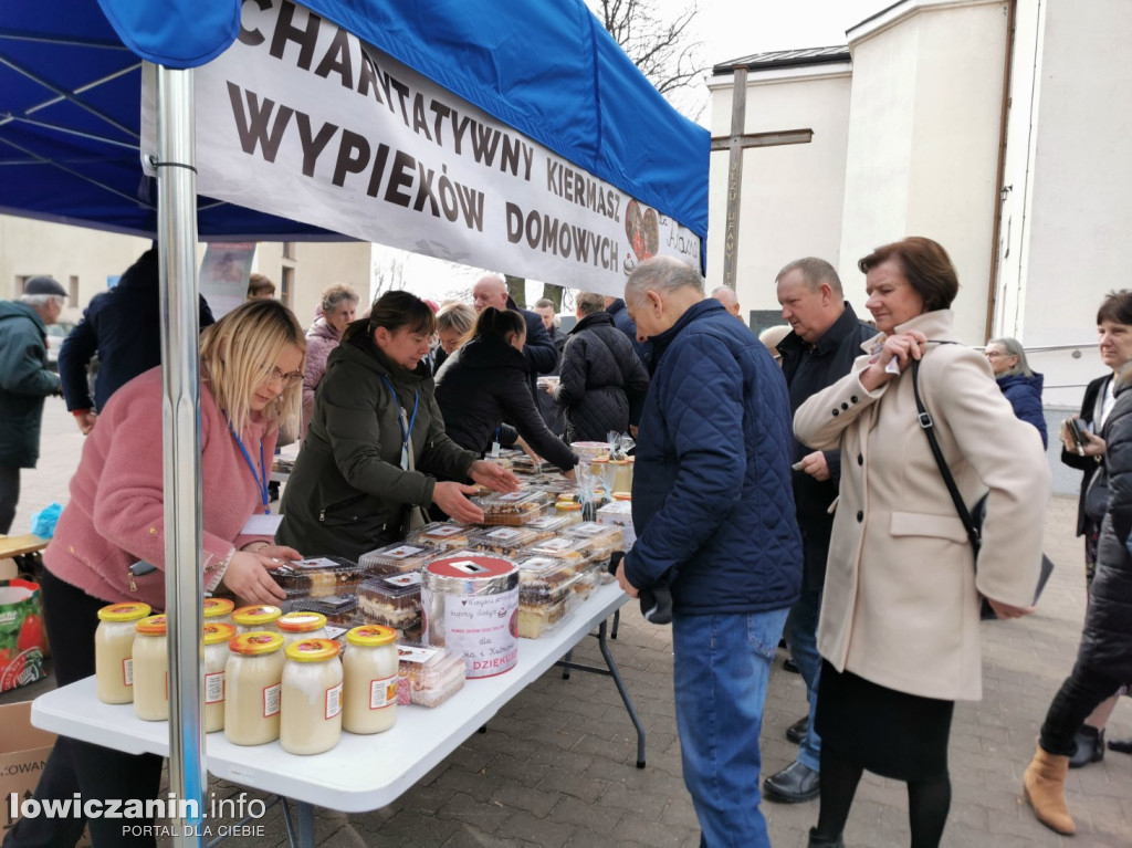 Kiermasz ciast na rzecz Adasia i Kubusia w Głownie