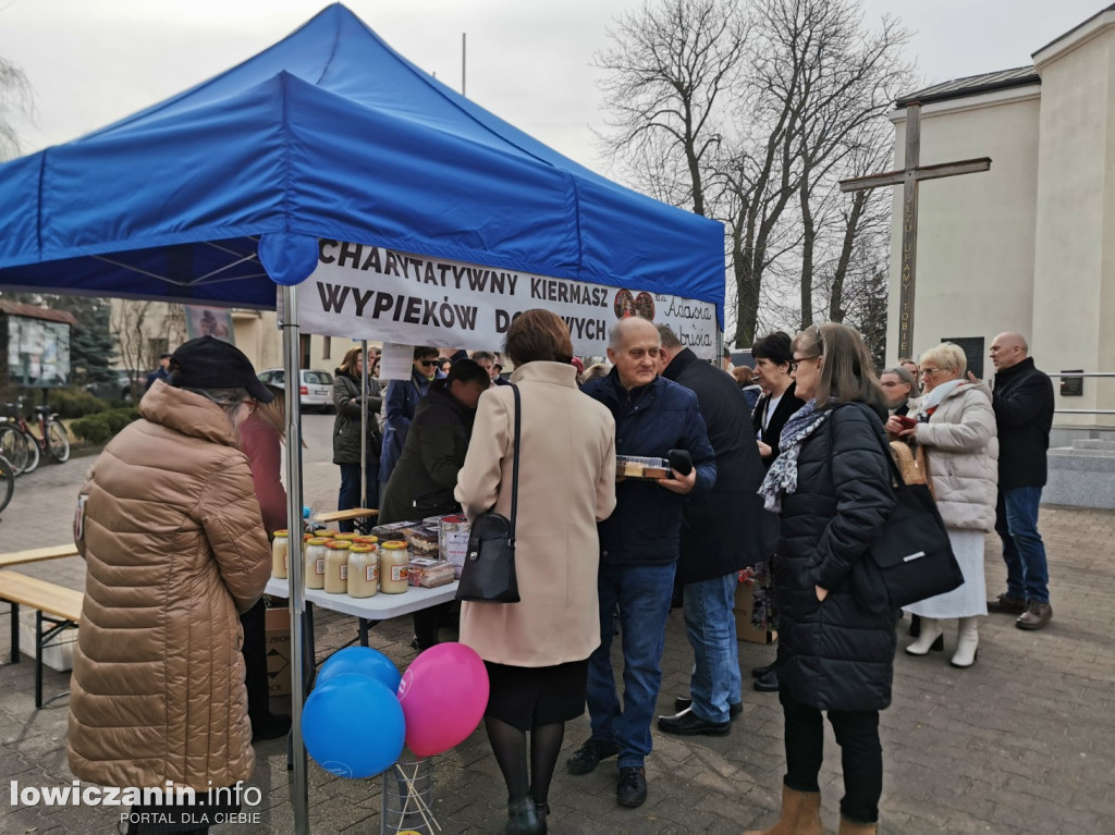 Kiermasz ciast na rzecz Adasia i Kubusia w Głownie
