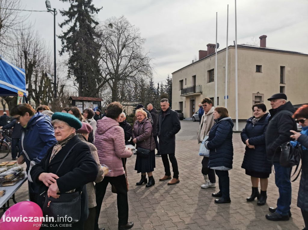 Kiermasz ciast na rzecz Adasia i Kubusia w Głownie