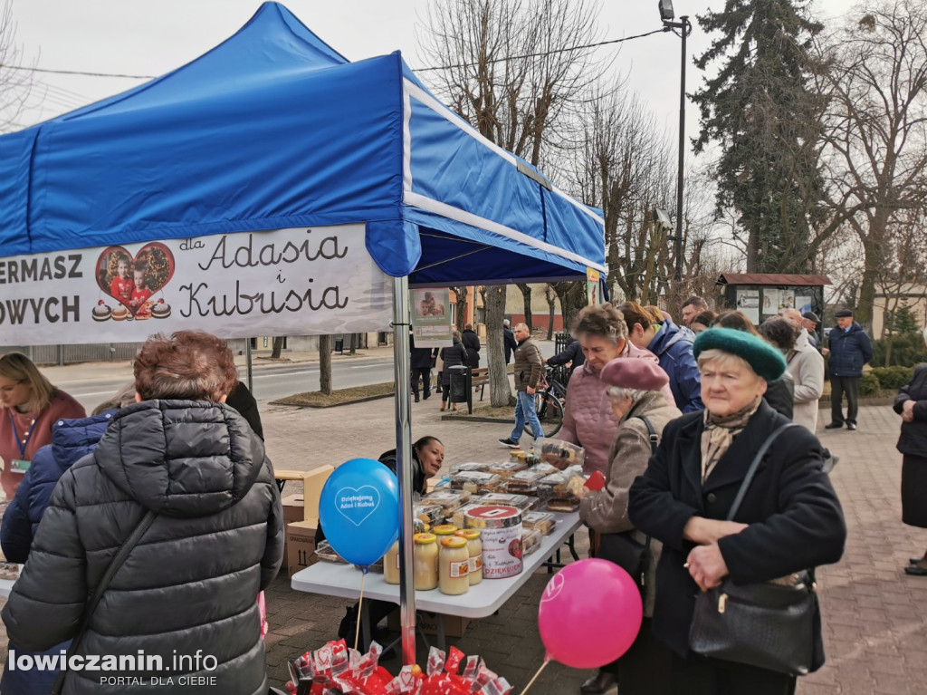 Kiermasz ciast na rzecz Adasia i Kubusia w Głownie