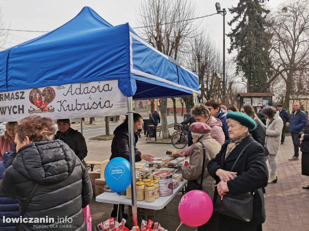 Kiermasz ciast na rzecz Adasia i Kubusia w Głownie