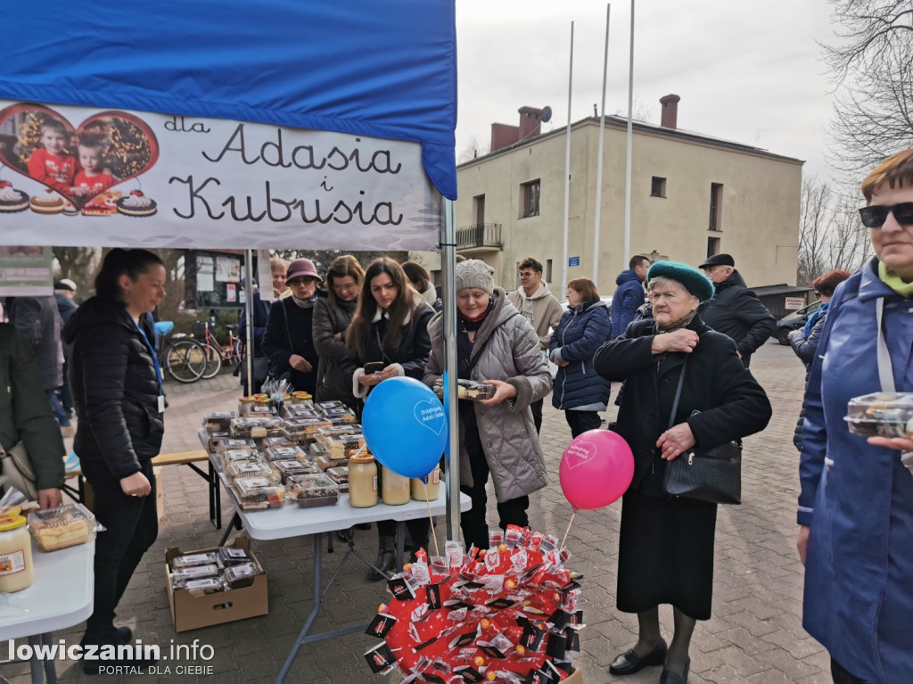 Kiermasz ciast na rzecz Adasia i Kubusia w Głownie