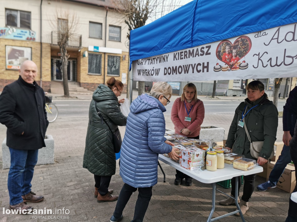 Kiermasz ciast na rzecz Adasia i Kubusia w Głownie