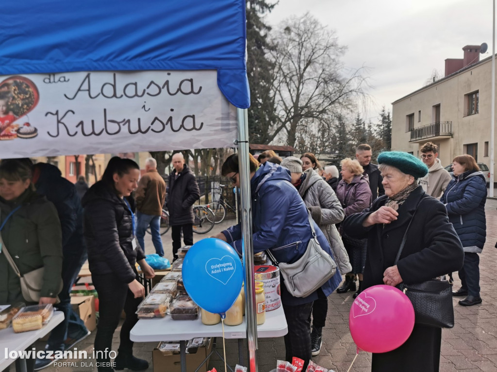 Kiermasz ciast na rzecz Adasia i Kubusia w Głownie