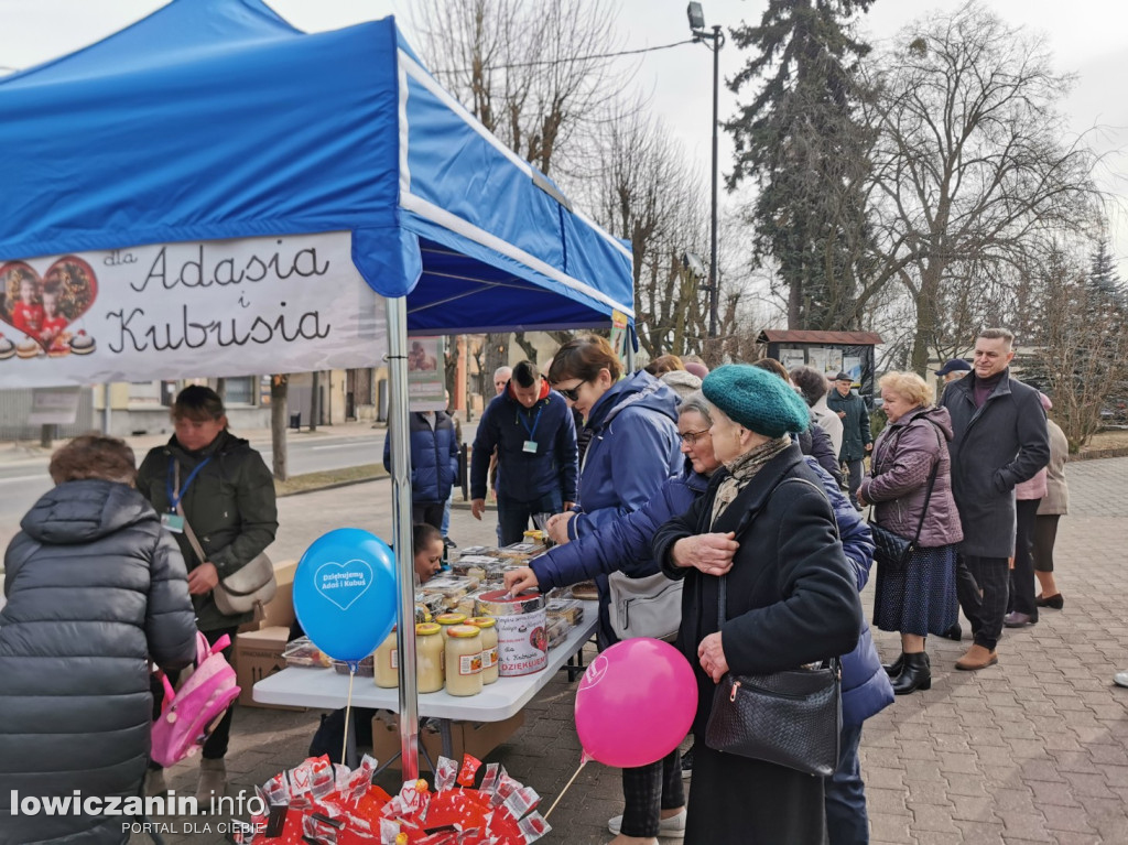 Kiermasz ciast na rzecz Adasia i Kubusia w Głownie