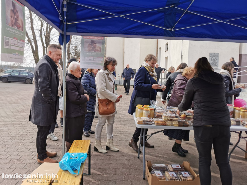 Kiermasz ciast na rzecz Adasia i Kubusia w Głownie