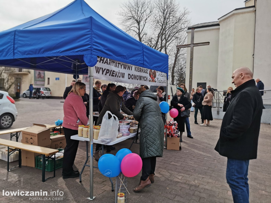 Kiermasz ciast na rzecz Adasia i Kubusia w Głownie