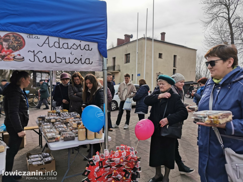 Kiermasz ciast na rzecz Adasia i Kubusia w Głownie