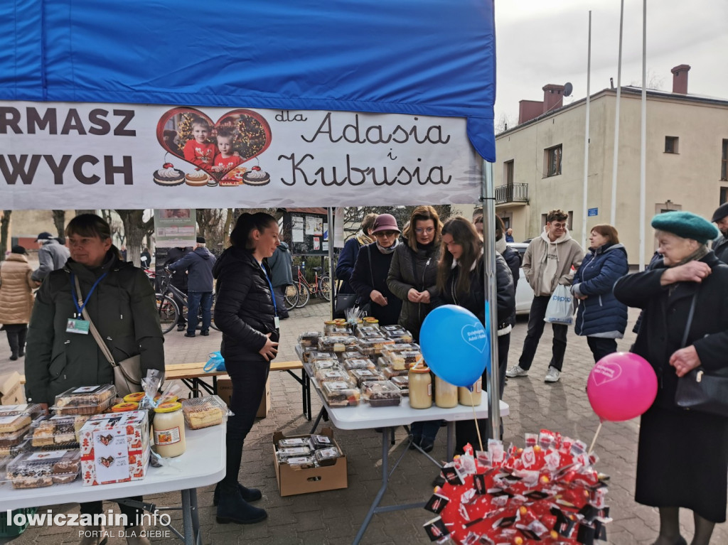 Kiermasz ciast na rzecz Adasia i Kubusia w Głownie