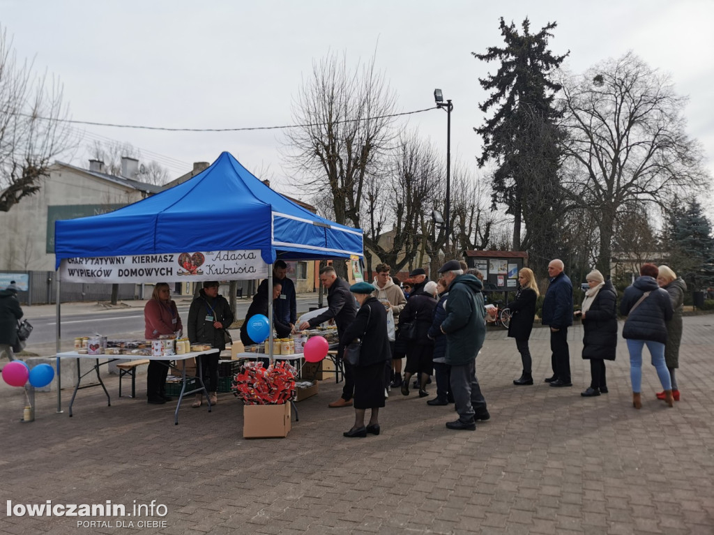 Kiermasz ciast na rzecz Adasia i Kubusia w Głownie