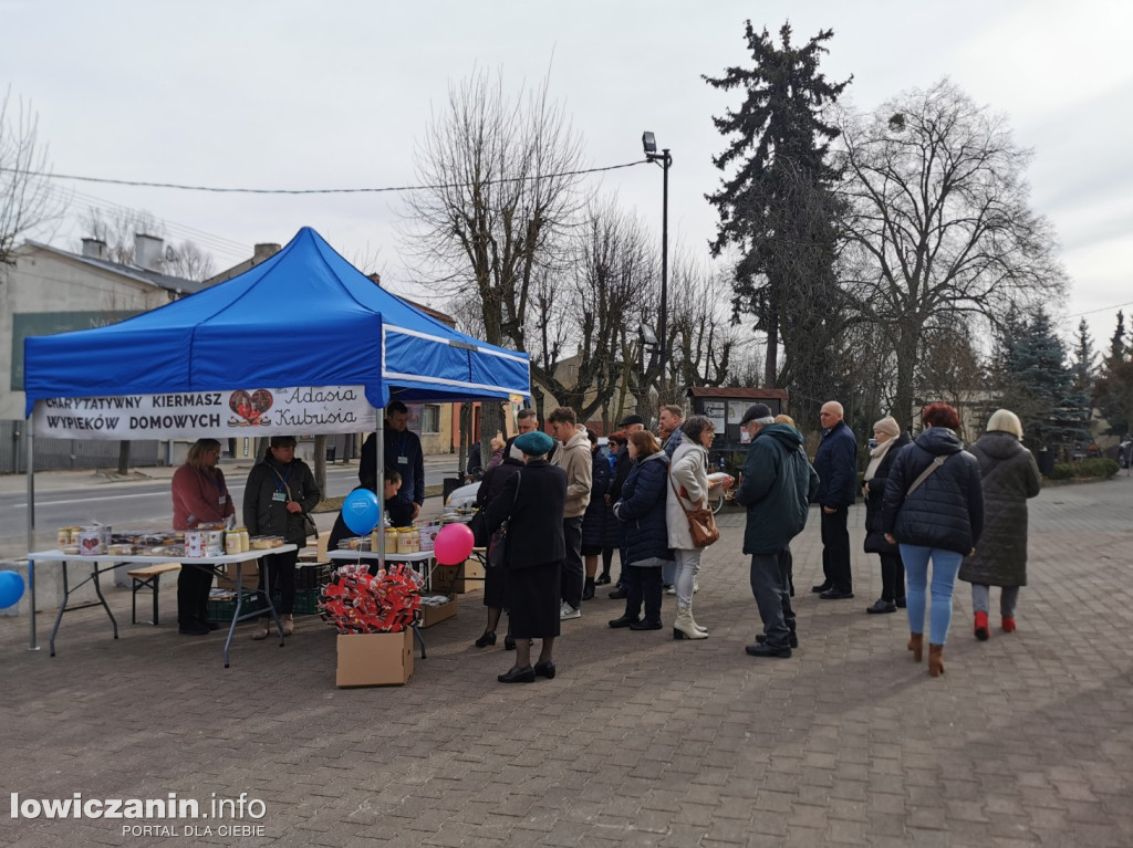 Kiermasz ciast na rzecz Adasia i Kubusia w Głownie