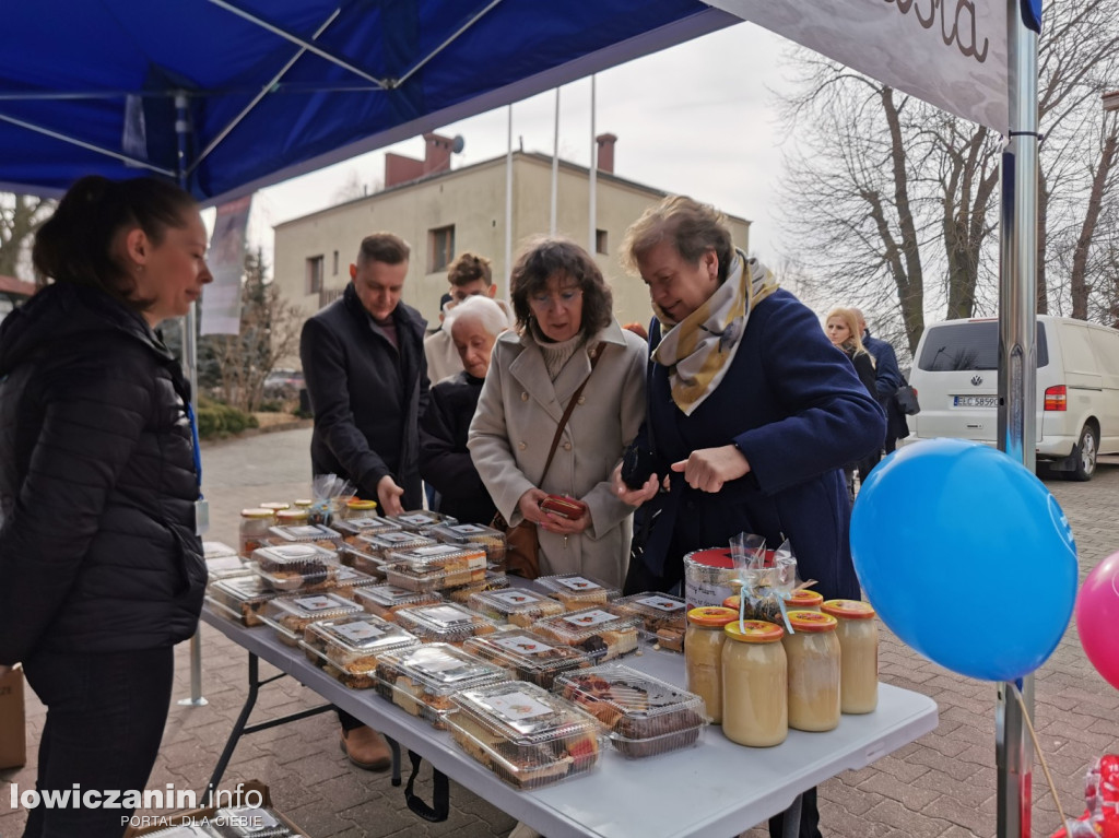 Kiermasz ciast na rzecz Adasia i Kubusia w Głownie
