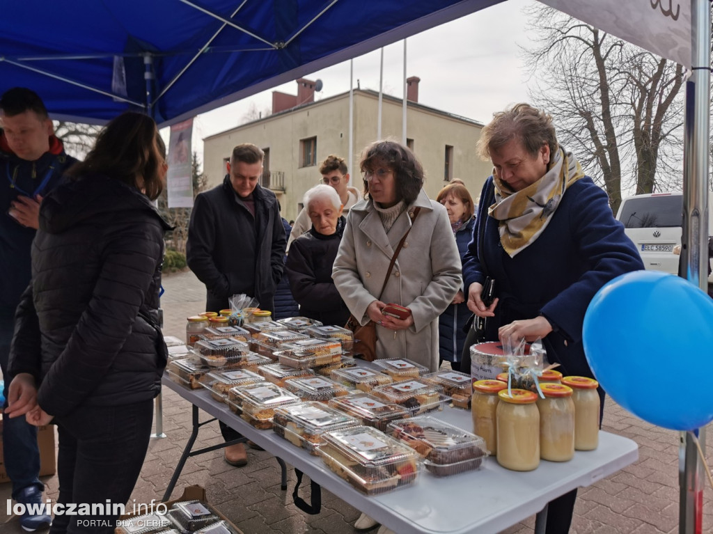 Kiermasz ciast na rzecz Adasia i Kubusia w Głownie