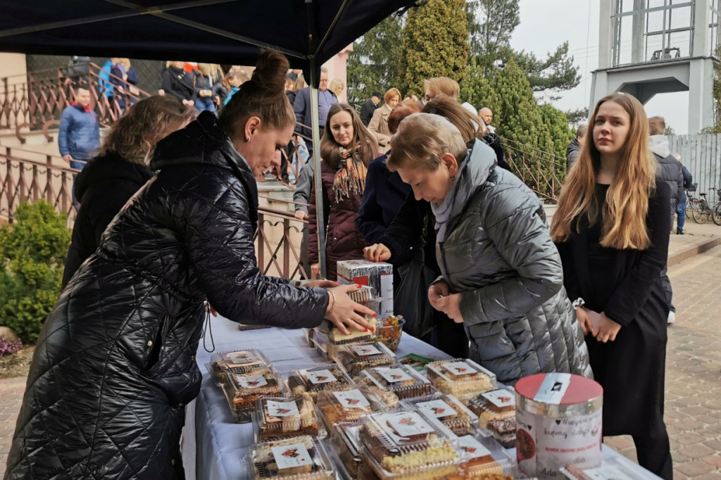 Kiermasz ciast na rzecz Adasia i Kubusia w Bobrownikach