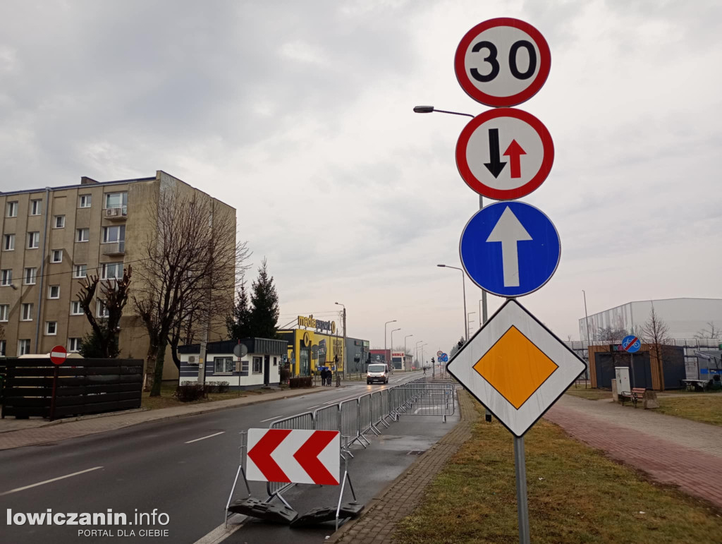 Skrzyżowanie przy galerii Stop Shop w Łowiczu. Kto teraz ma pierwszeństwo?