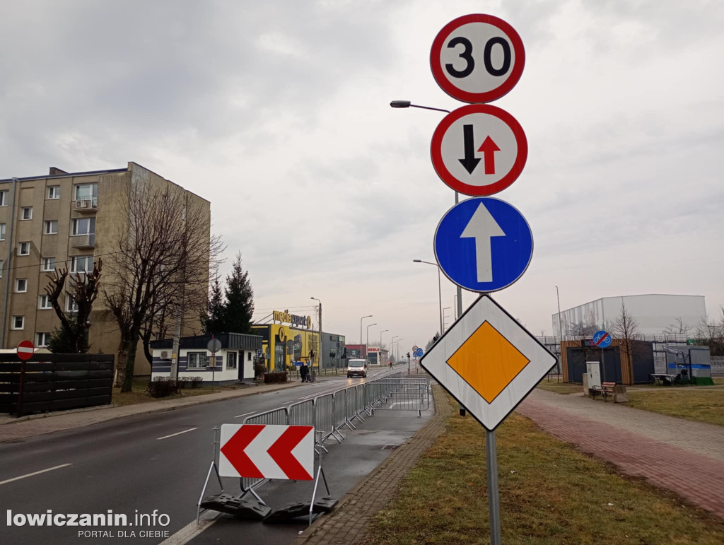 Skrzyżowanie przy galerii Stop Shop w Łowiczu. Kto teraz ma pierwszeństwo?