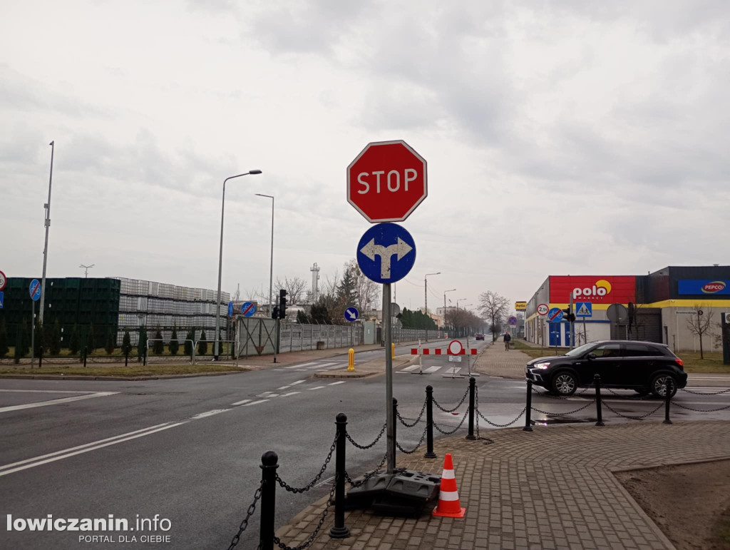 Skrzyżowanie przy galerii Stop Shop w Łowiczu. Kto teraz ma pierwszeństwo?