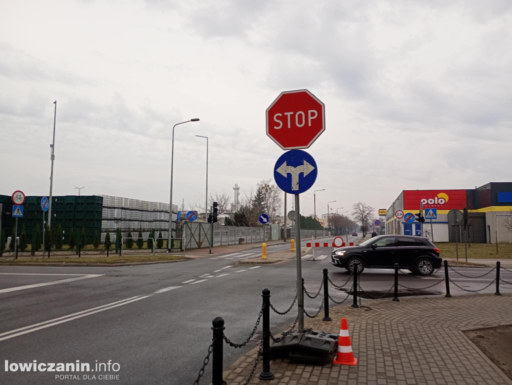 Skrzyżowanie przy galerii Stop Shop w Łowiczu. Kto teraz ma pierwszeństwo?