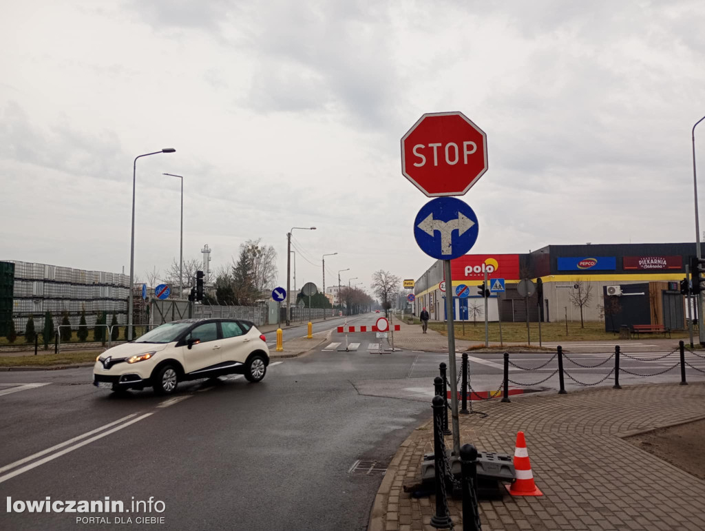 Skrzyżowanie przy galerii Stop Shop w Łowiczu. Kto teraz ma pierwszeństwo?