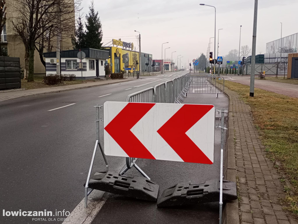 Skrzyżowanie przy galerii Stop Shop w Łowiczu. Kto teraz ma pierwszeństwo?