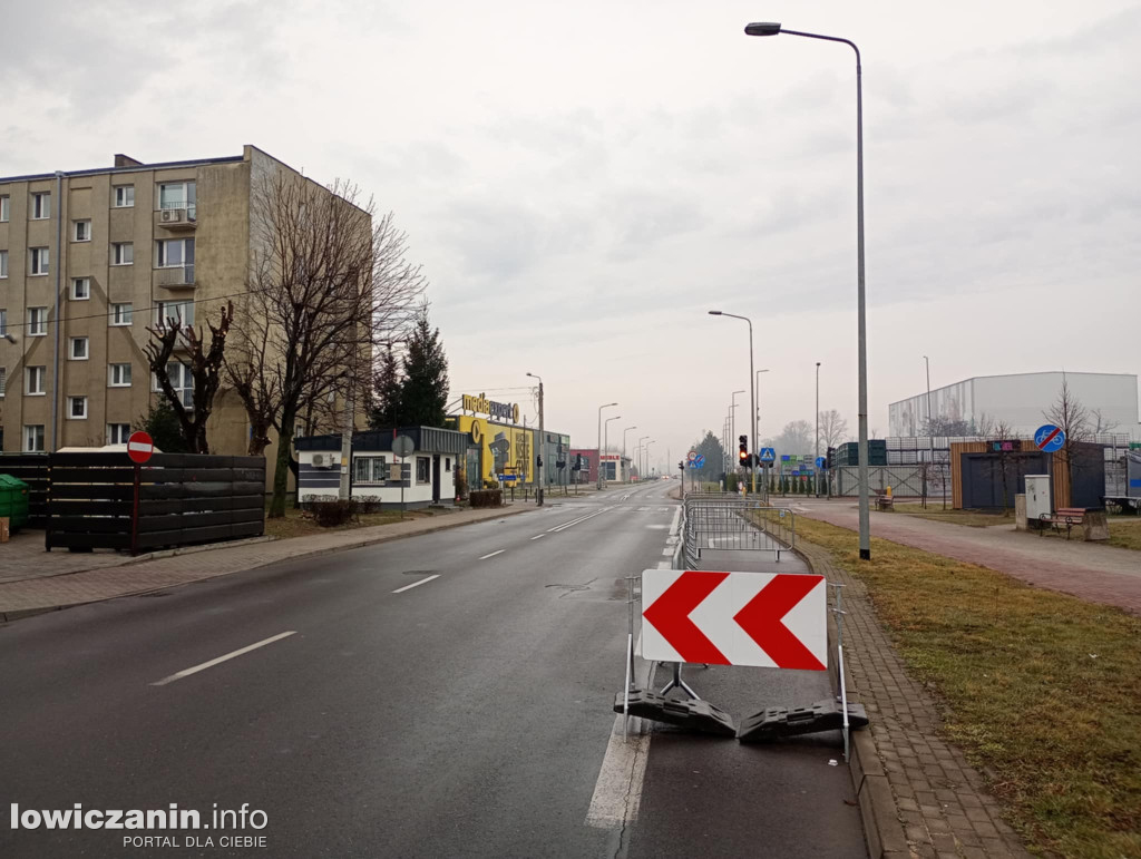 Skrzyżowanie przy galerii Stop Shop w Łowiczu. Kto teraz ma pierwszeństwo?