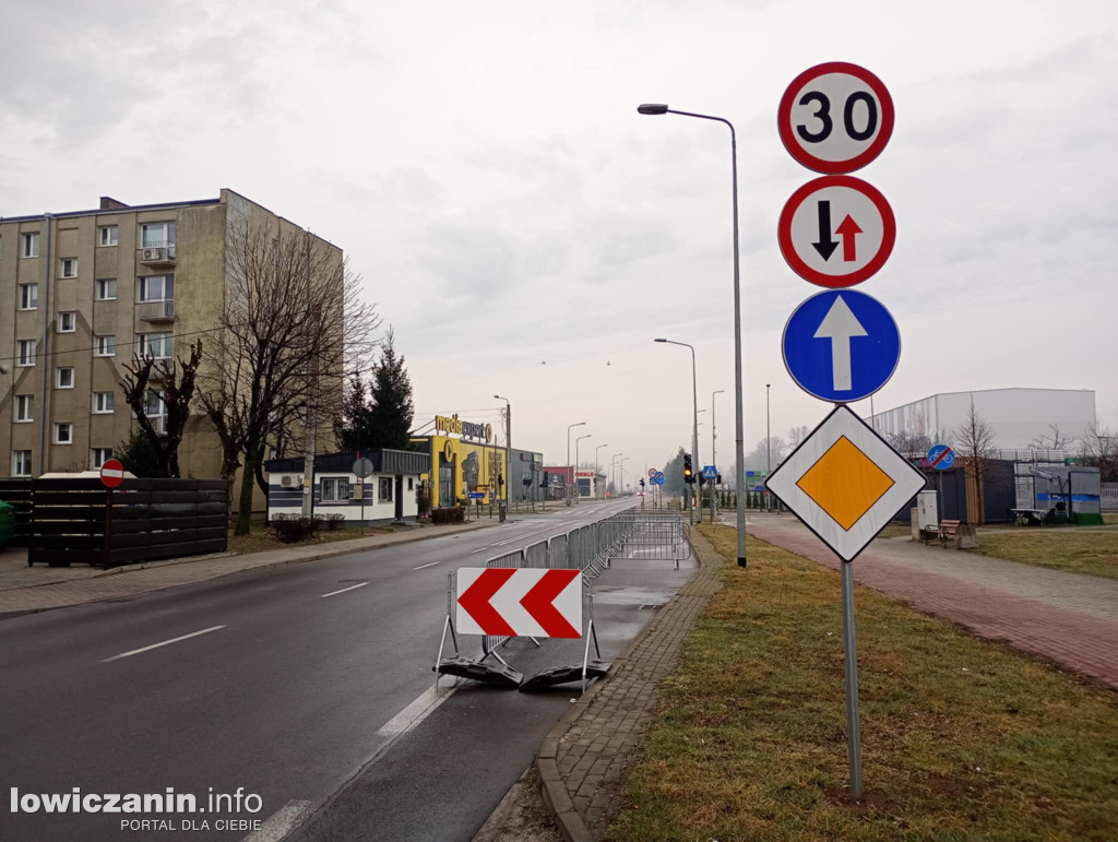 Skrzyżowanie przy galerii Stop Shop w Łowiczu. Kto teraz ma pierwszeństwo?