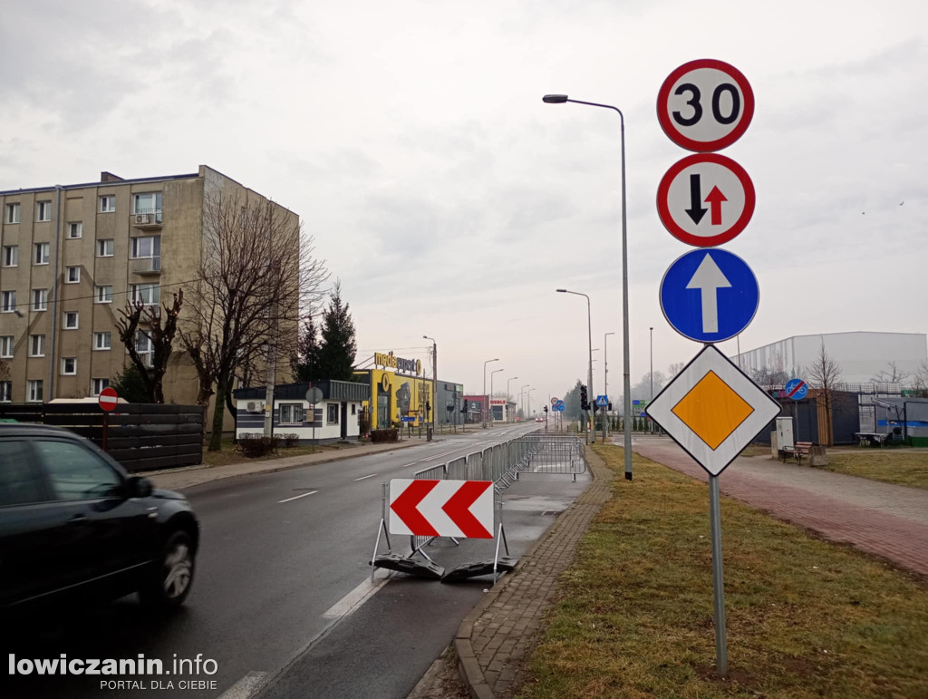 Skrzyżowanie przy galerii Stop Shop w Łowiczu. Kto teraz ma pierwszeństwo?