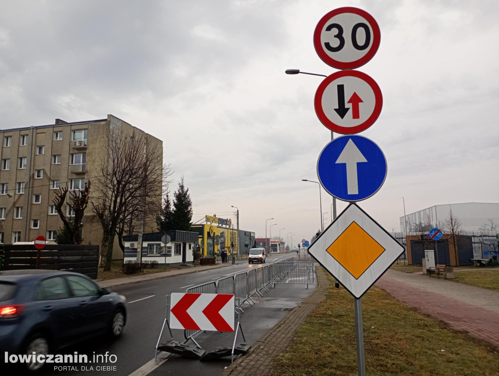 Skrzyżowanie przy galerii Stop Shop w Łowiczu. Kto teraz ma pierwszeństwo?