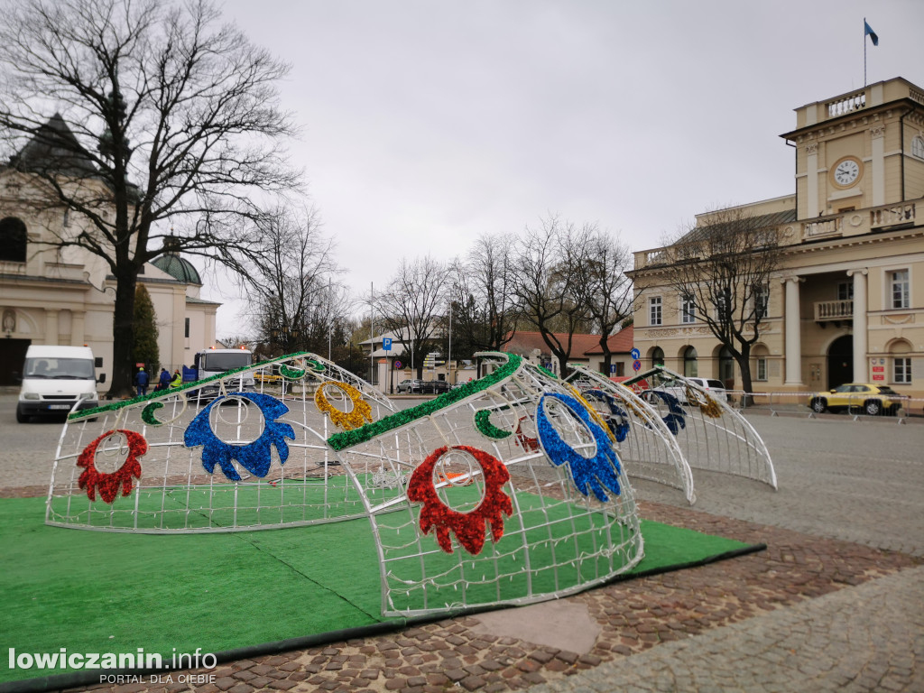 Montaż wielkanocnych dekoracji na Starym Rynku