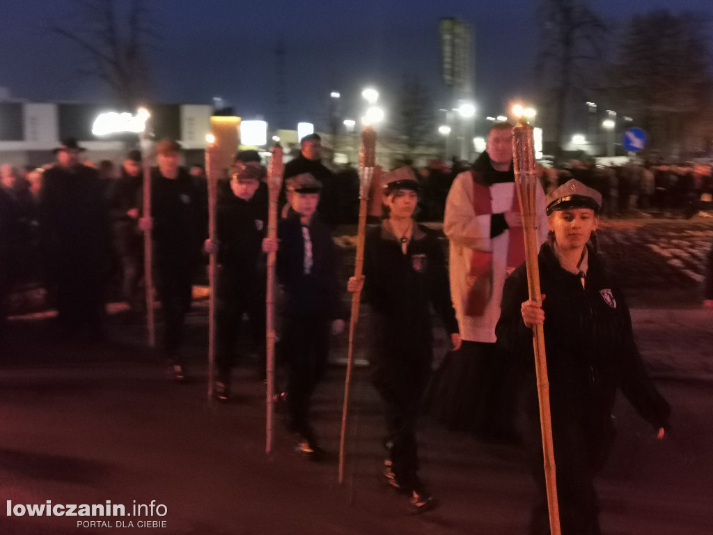 Tłumy na Drodze Krzyżowej ulicami Łowicza