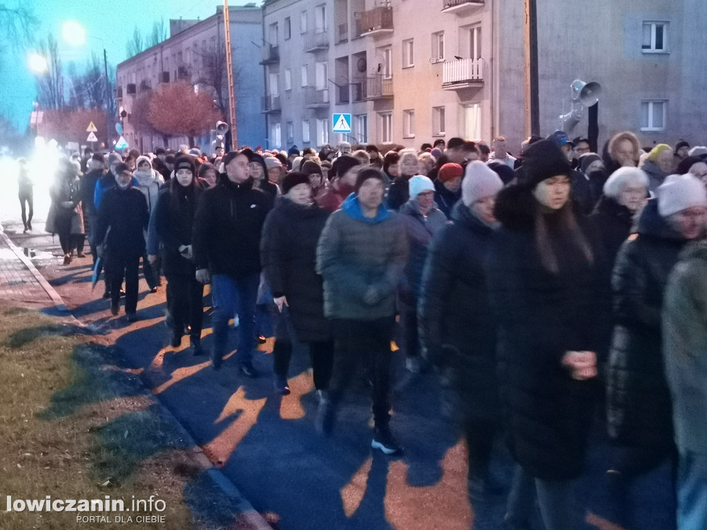 Tłumy na Drodze Krzyżowej ulicami Łowicza