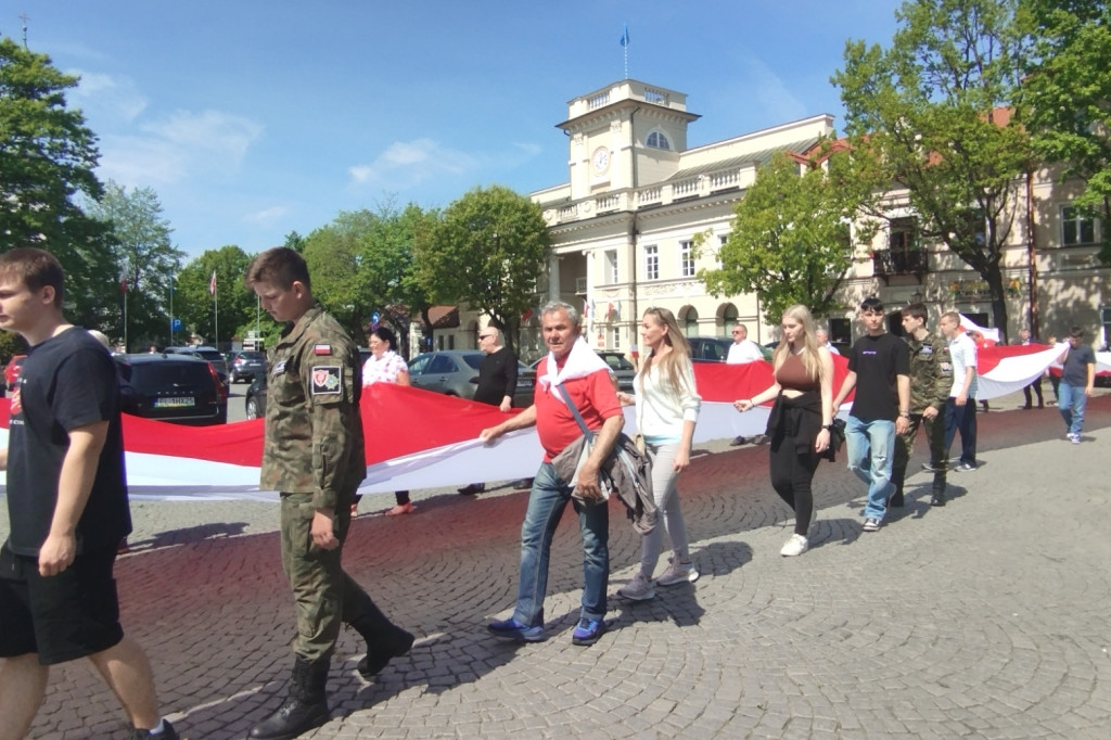 Pochód z 50-metrową flagą ulicami Łowicza