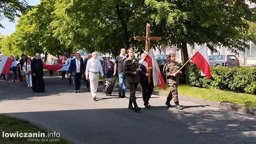 Pochód z 50-metrową flagą ulicami Łowicza