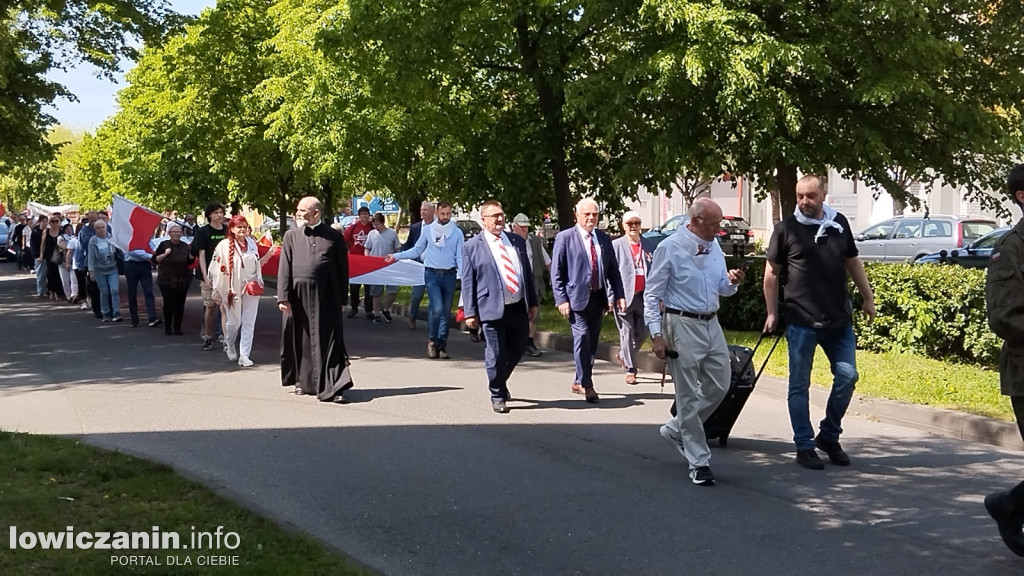 Pochód z 50-metrową flagą ulicami Łowicza