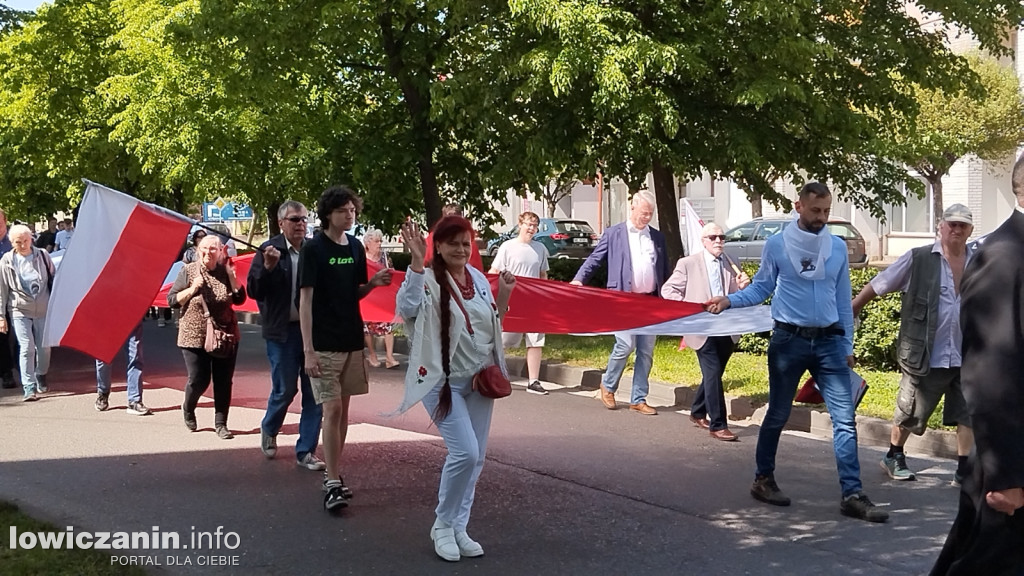 Pochód z 50-metrową flagą ulicami Łowicza