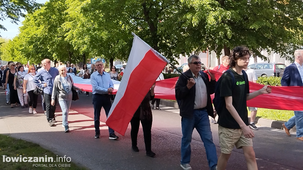 Pochód z 50-metrową flagą ulicami Łowicza