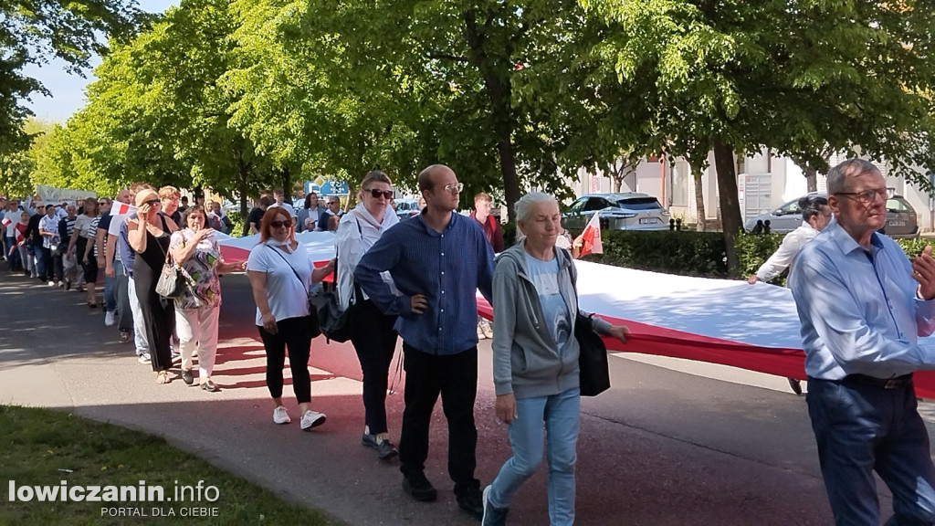 Pochód z 50-metrową flagą ulicami Łowicza