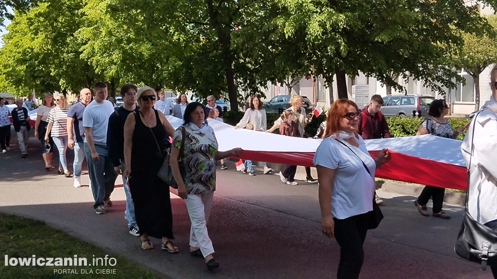 Pochód z 50-metrową flagą ulicami Łowicza