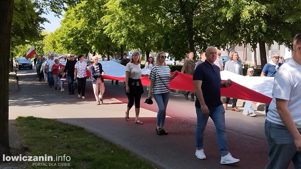 Pochód z 50-metrową flagą ulicami Łowicza